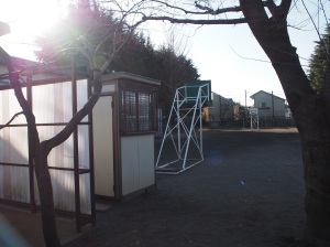 小平第二小学校の敷地の一部が小平3・3・3に重なる。左には学童保育の屋根が見える。この写真に見える部分はすべて予定地